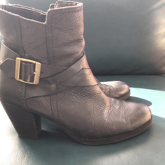 Clark’s 3” Heel Bootie With Straps & Buckle Size 9 - Picture 5 of 12